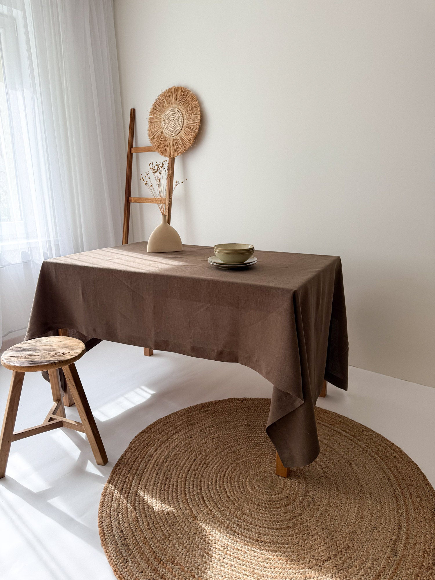 Tischdecke aus Leinen mit breitem Saum und Kuvertecken – Braun