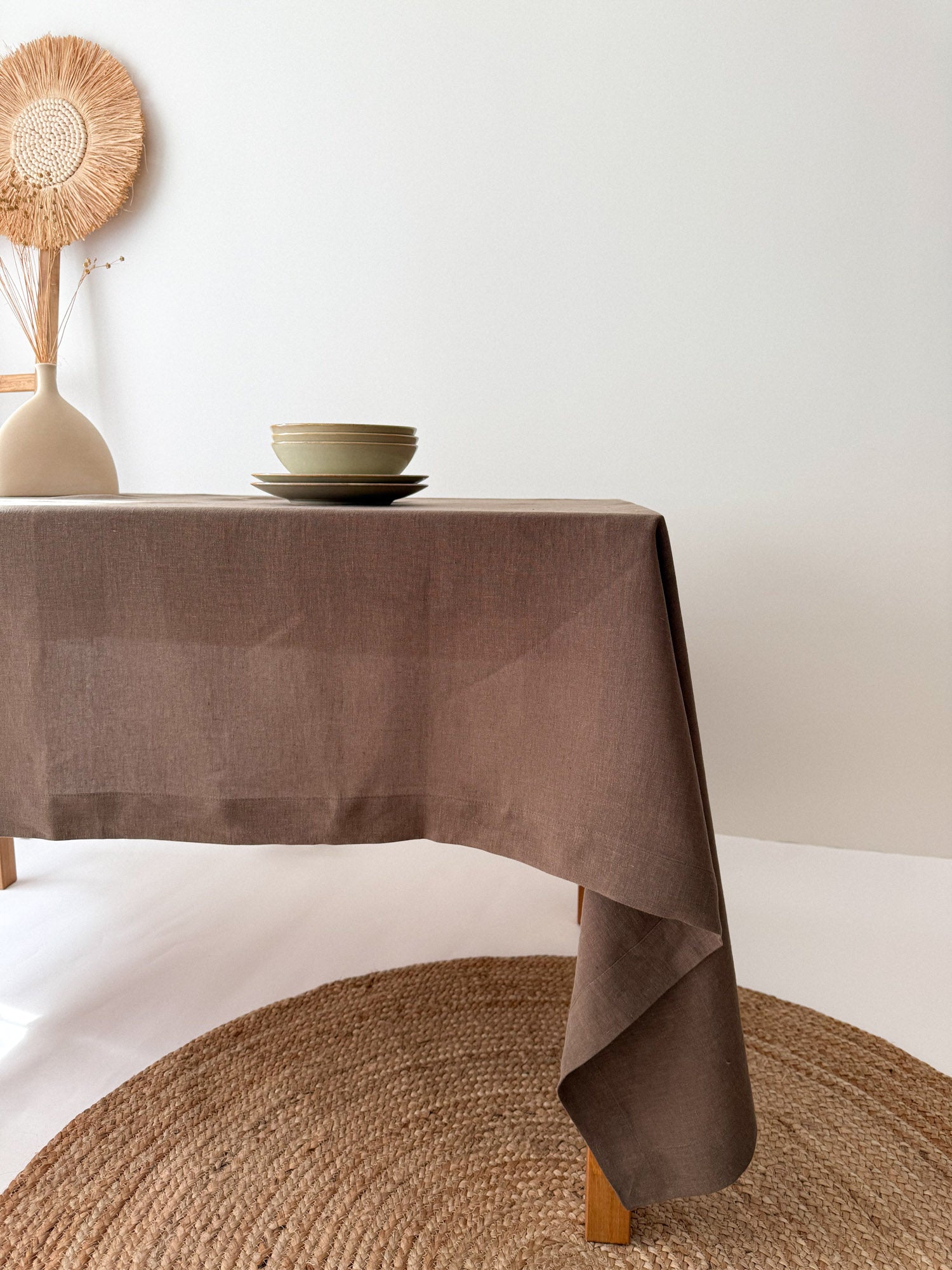Tischdecke aus Leinen mit breitem Saum und Kuvertecken – Braun