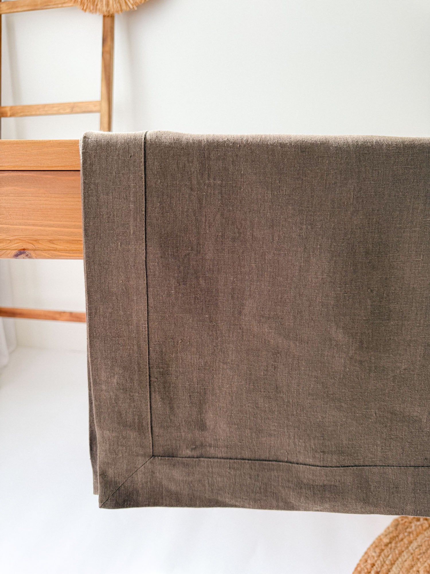 Tischdecke aus Leinen mit breitem Saum und Kuvertecken – Braun