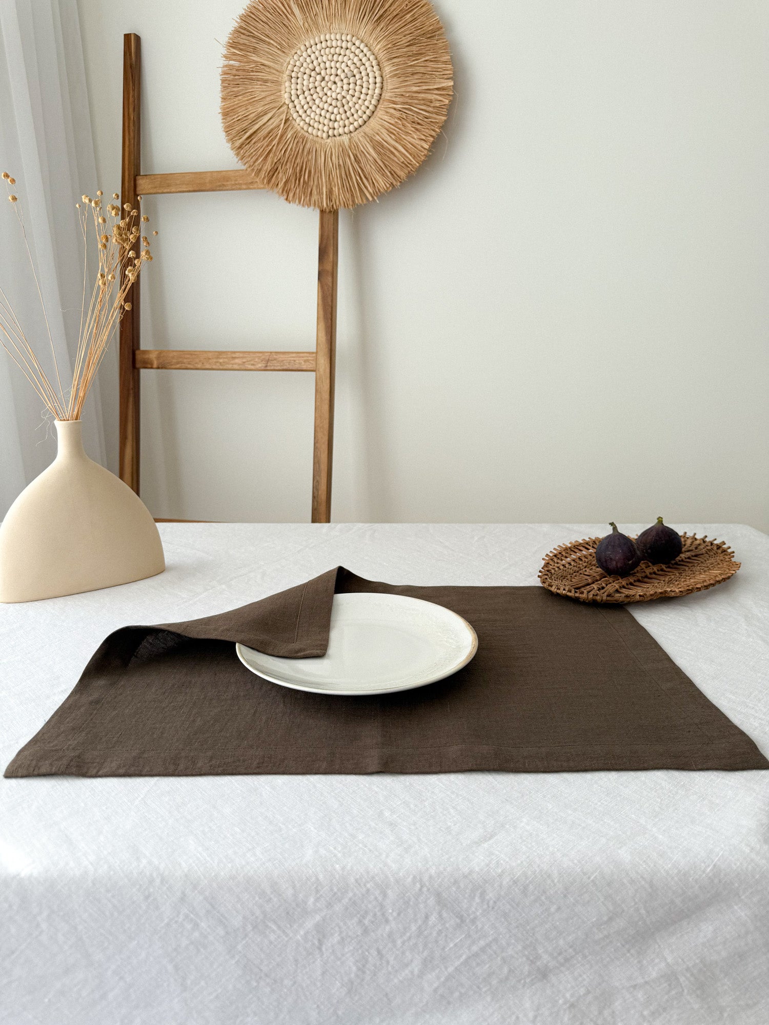 Tischset aus braunem Leinen mit Kuvertecken