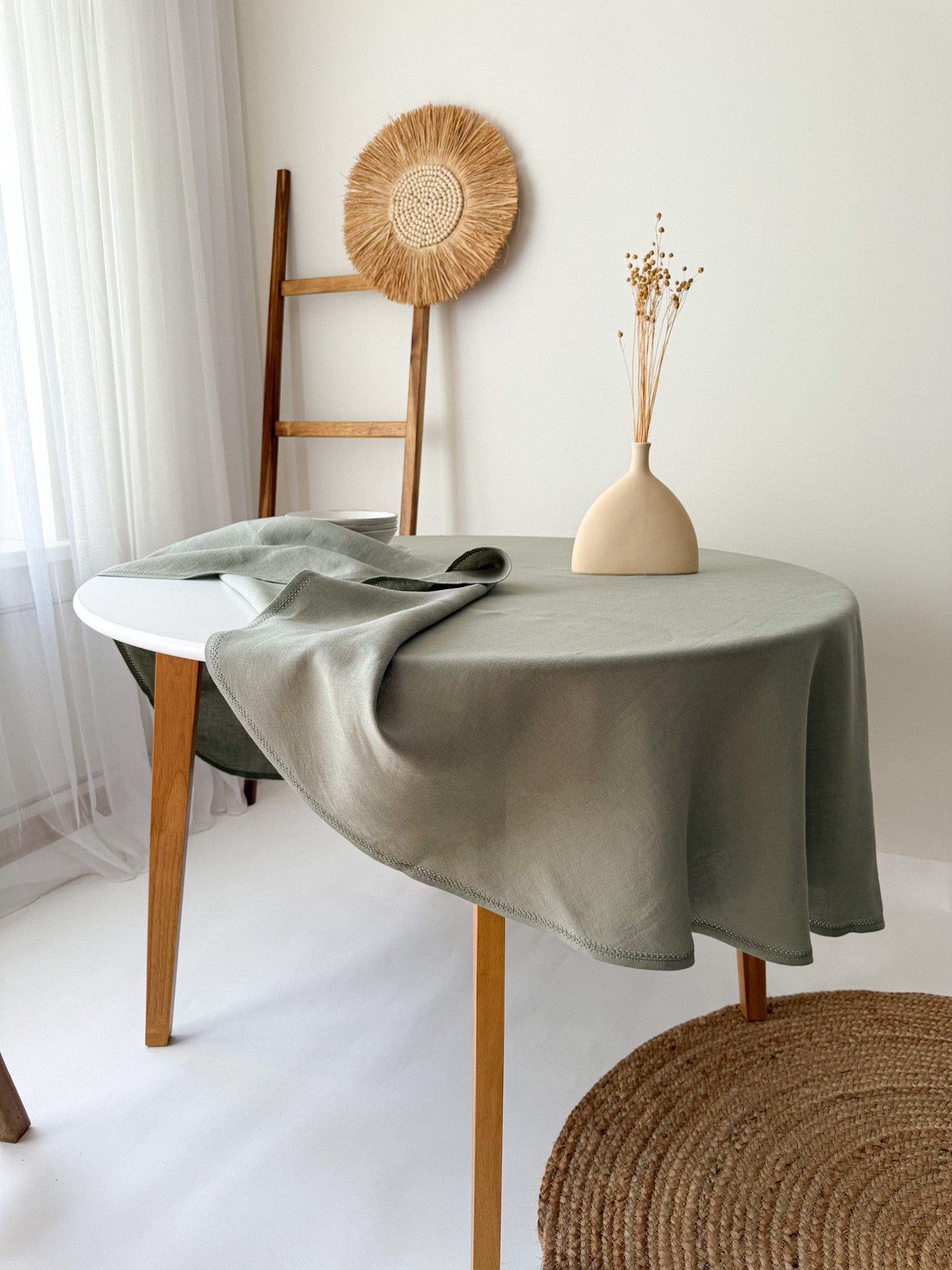 Rund linneduk med hålsöm – Salviagrön