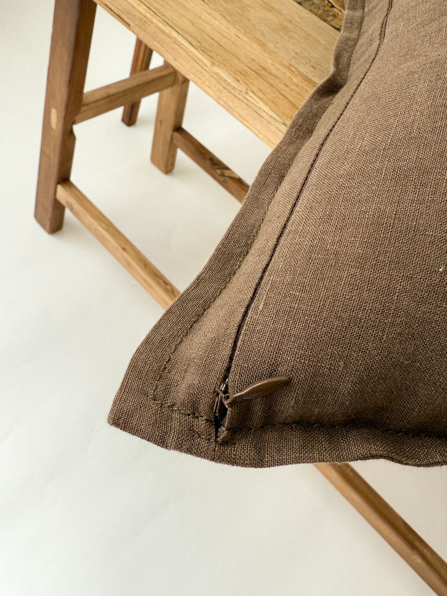 Linnekuddfodral med kant – Brun
