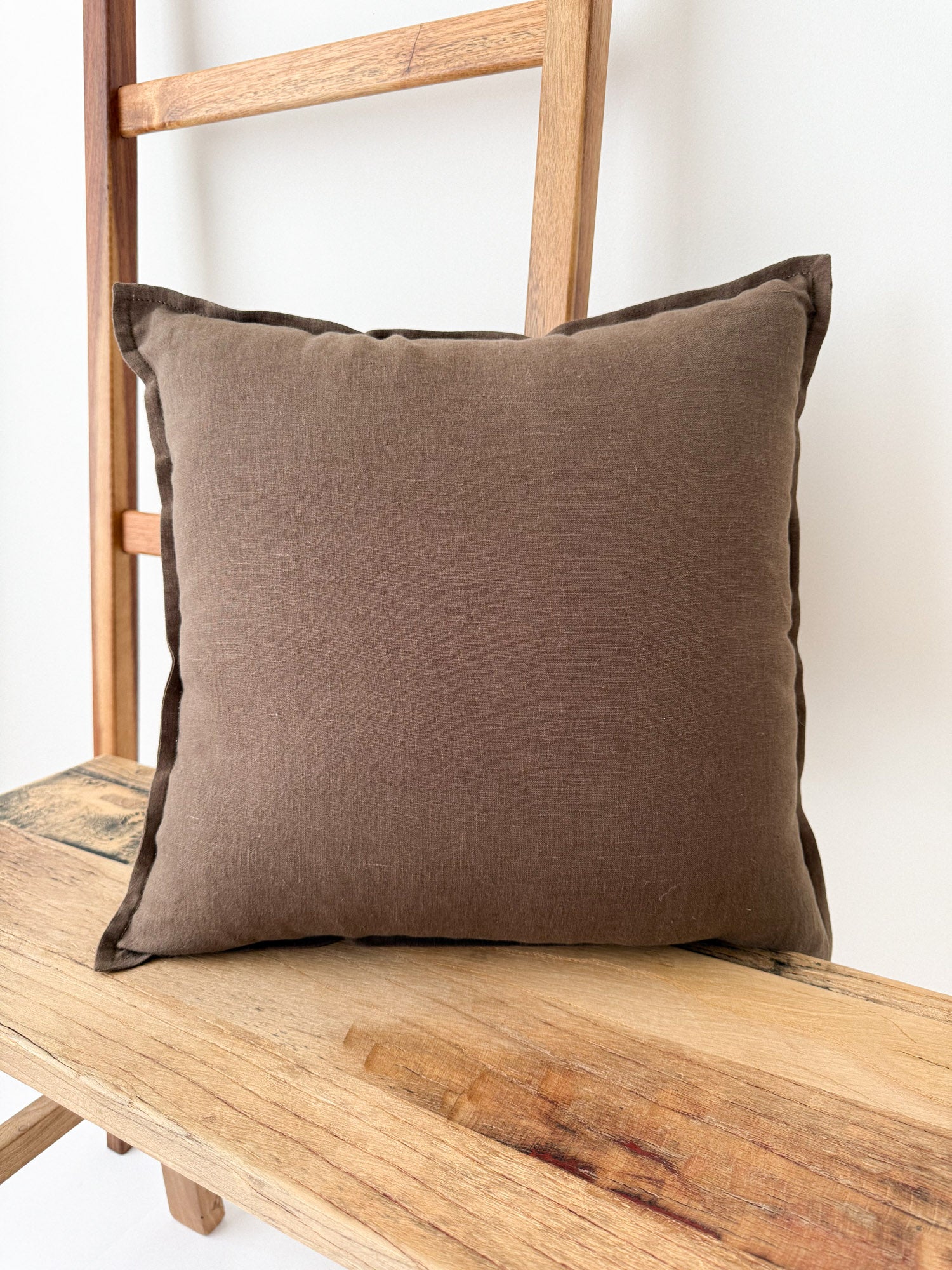 Linnekuddfodral med kant – Brun