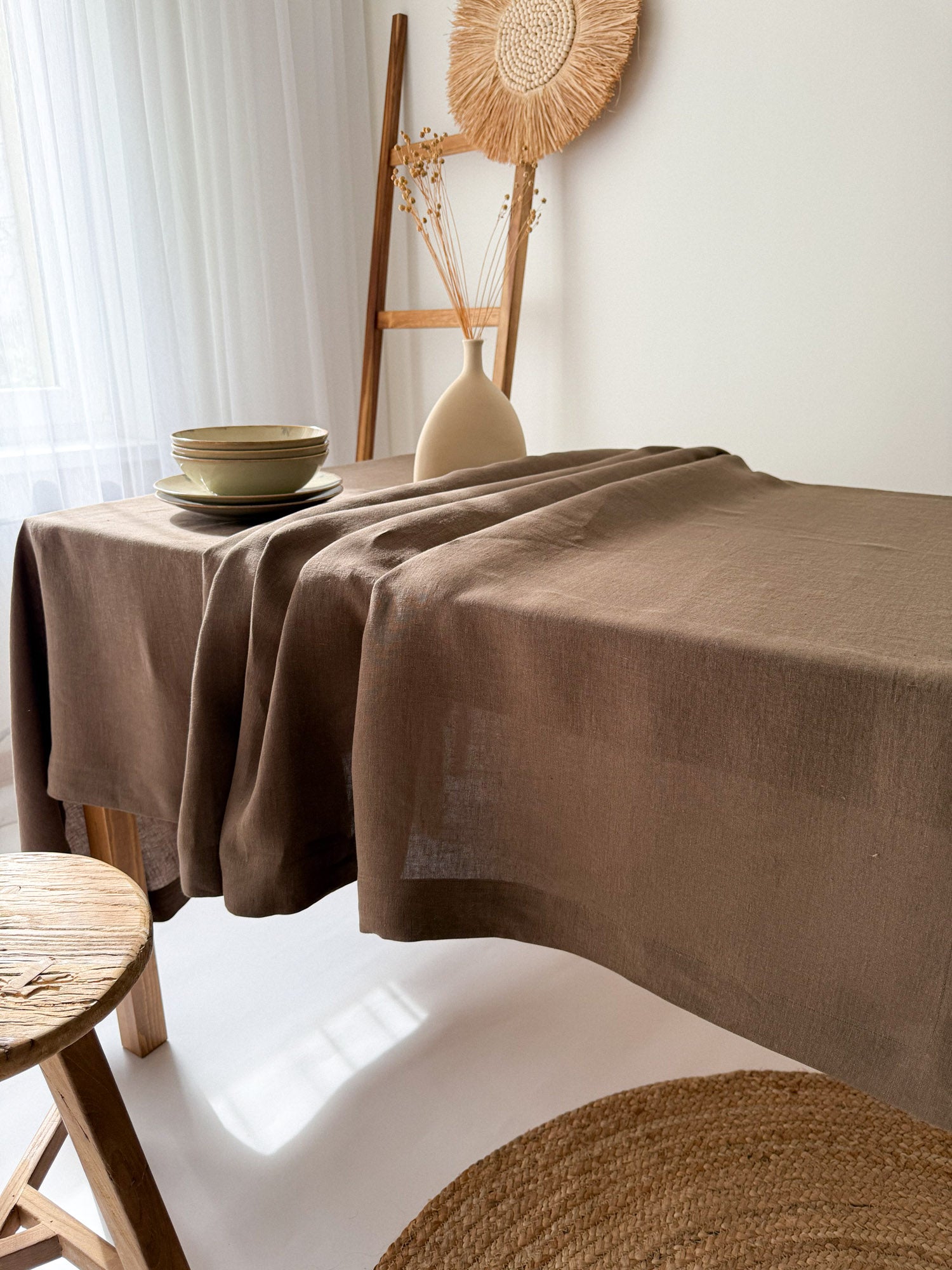 Tischdecke aus Leinen mit breitem Saum und Kuvertecken – Braun