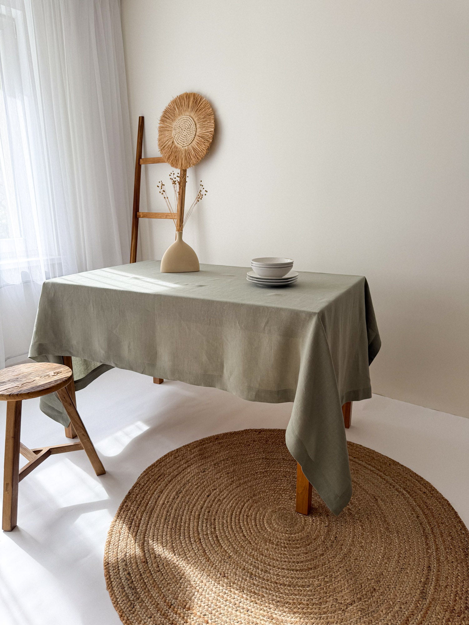 Tischdecke aus Leinen mit breitem Saum und Kuvertecken – Salbeigrün