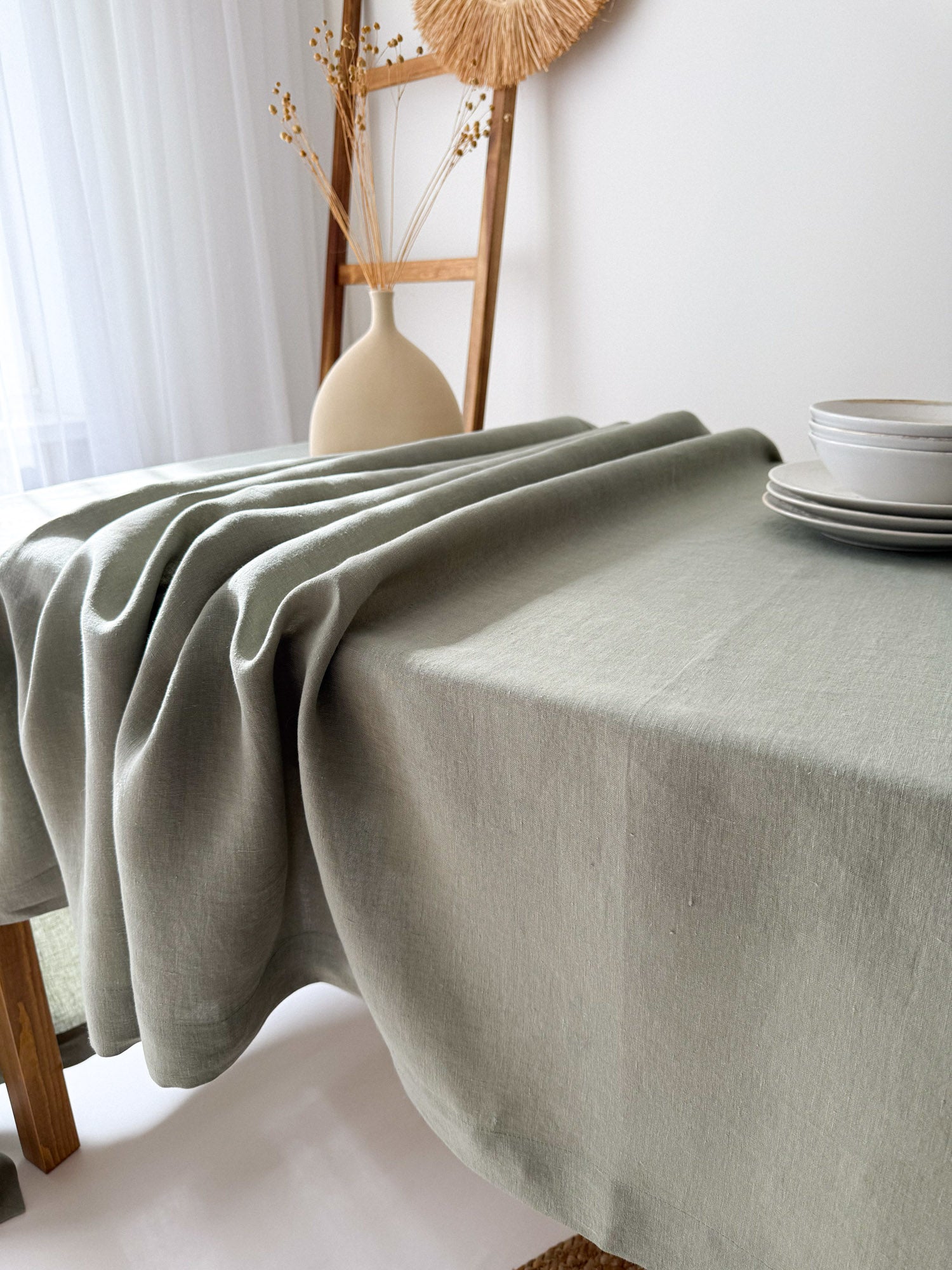 Tischdecke aus Leinen mit breitem Saum und Kuvertecken – Salbeigrün