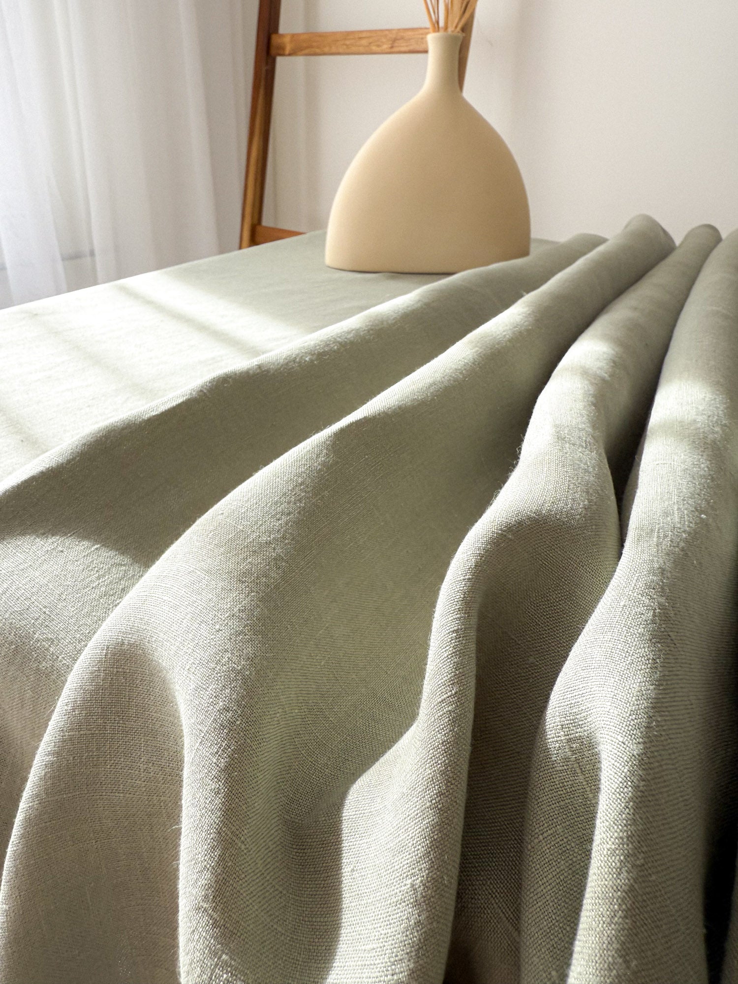 Tischdecke aus Leinen mit breitem Saum und Kuvertecken – Salbeigrün