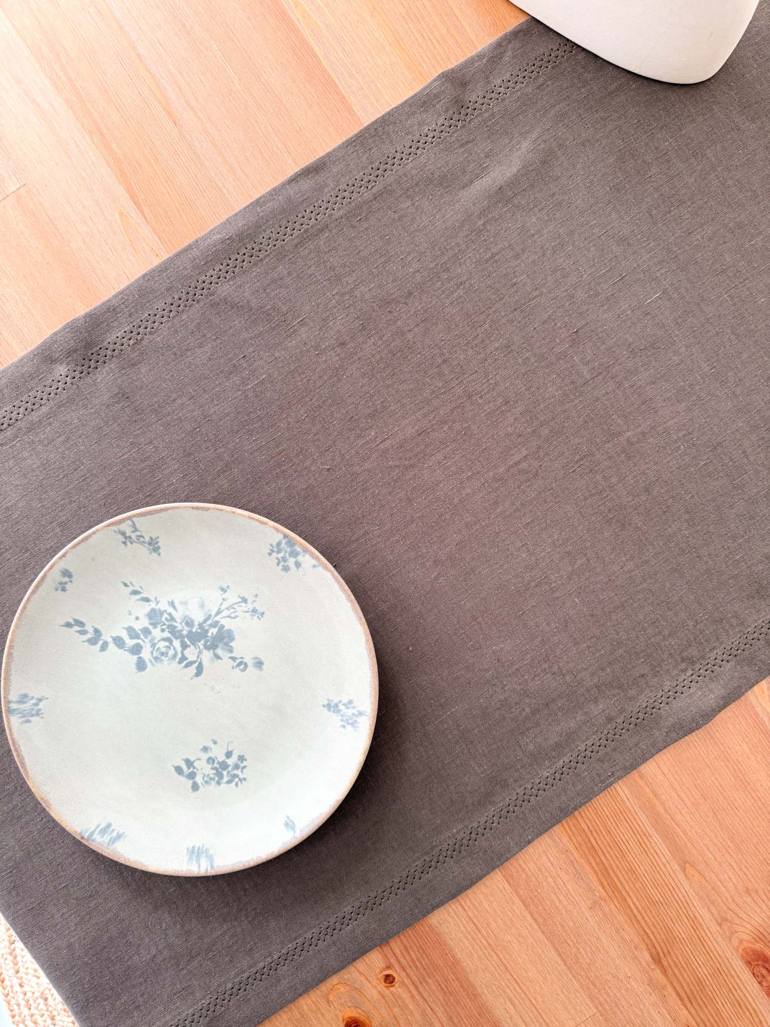 Tischläufer aus braunem Leinen mit Hohlsaum