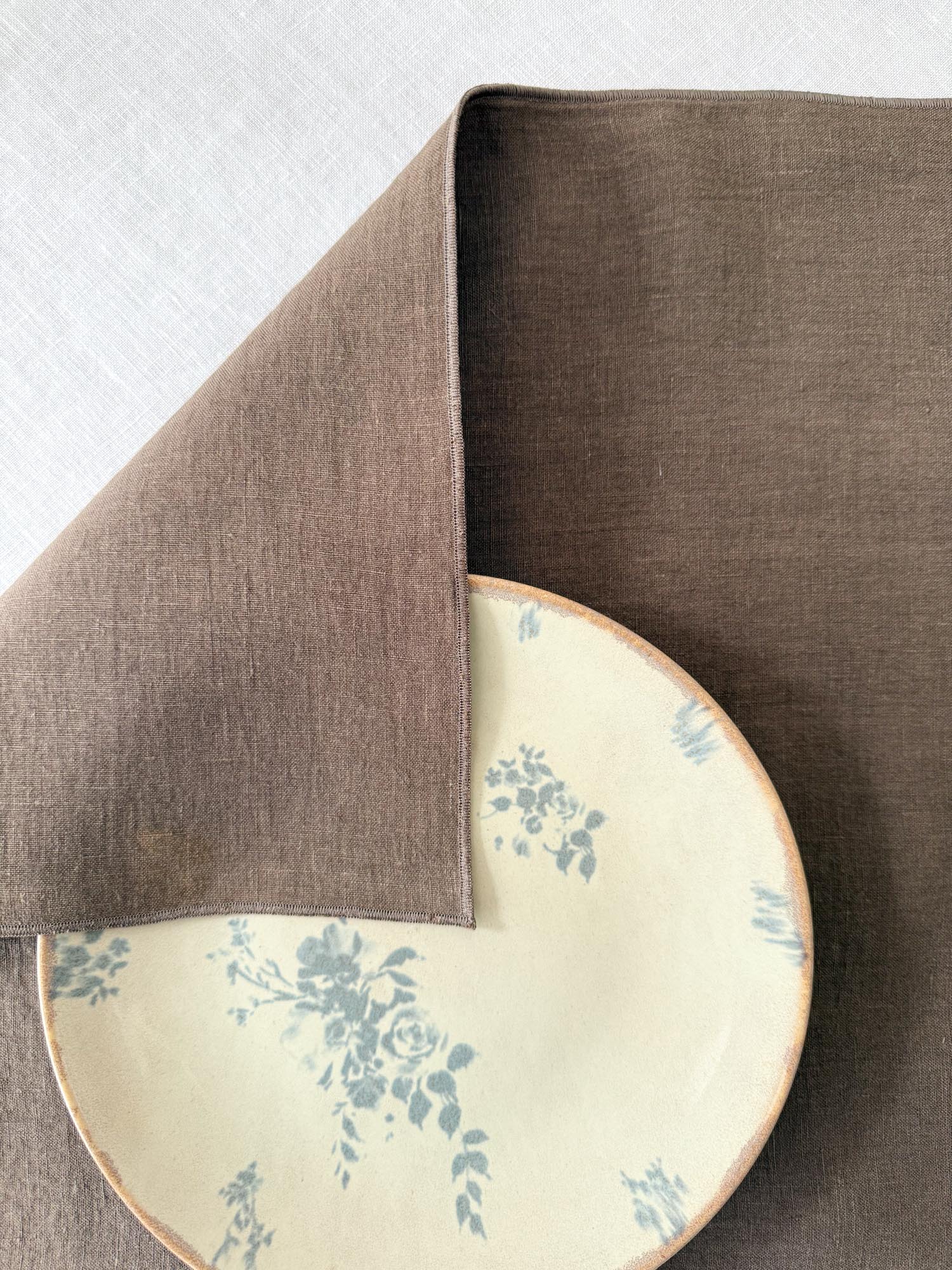 Tischset aus braunem Leinen mit Rollsaum