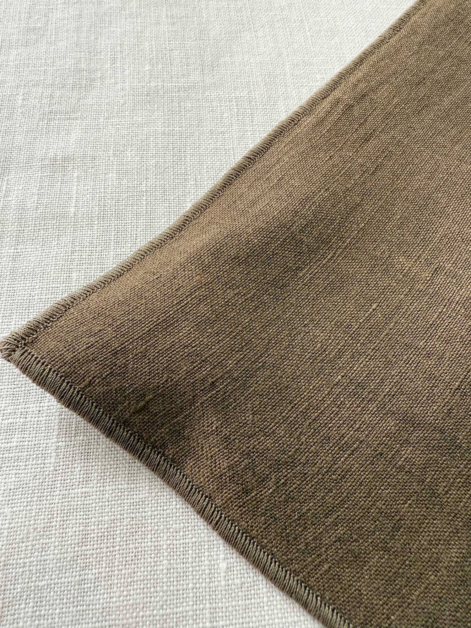 Bordstablett i linne med rullad fåll – Brun