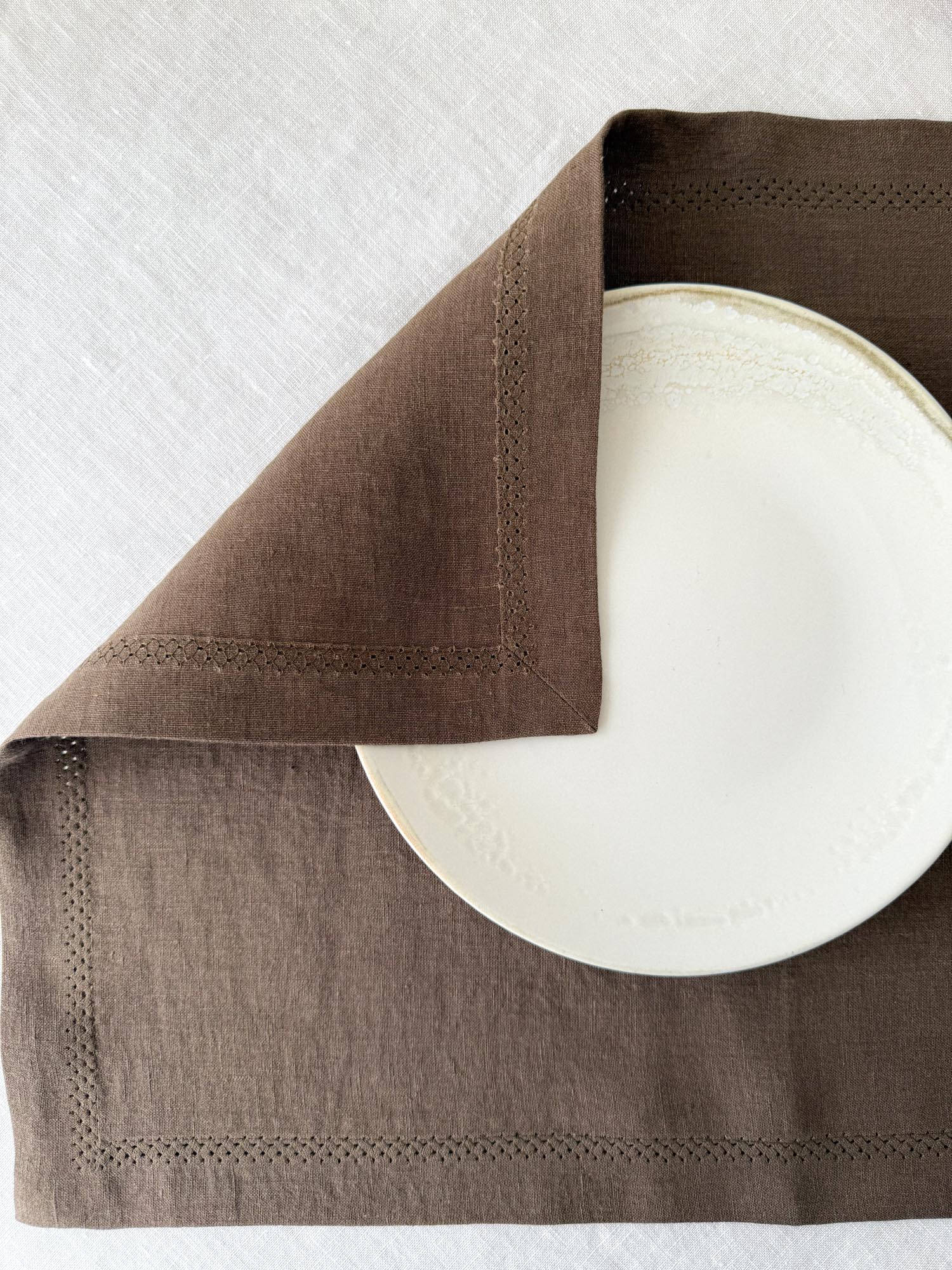 Tischset aus braunem Leinen mit Hohlsaum und Kuvertecken