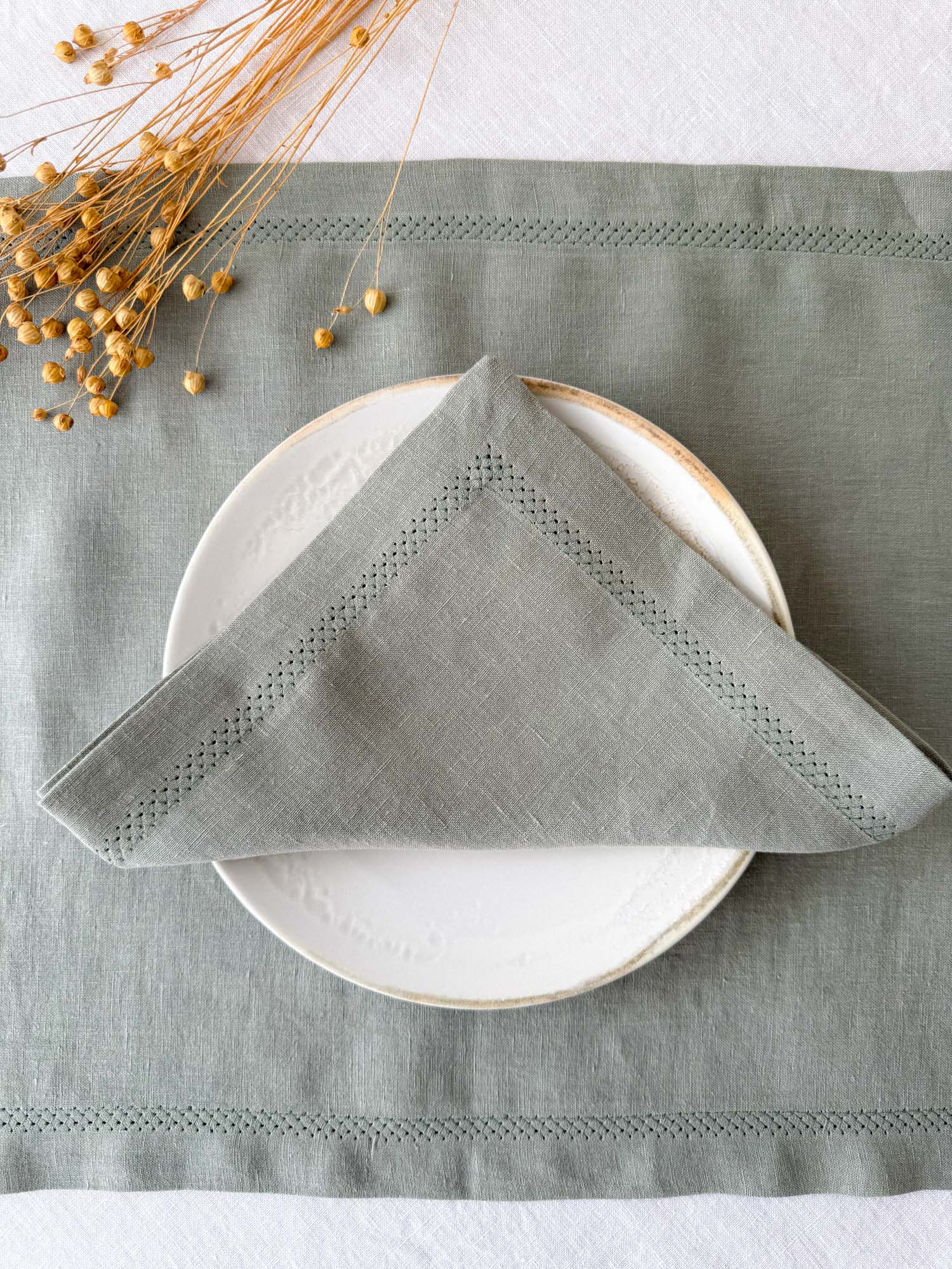 Serviette aus salbeigrünem Leinen mit Hohlsaum und Kuvertecken