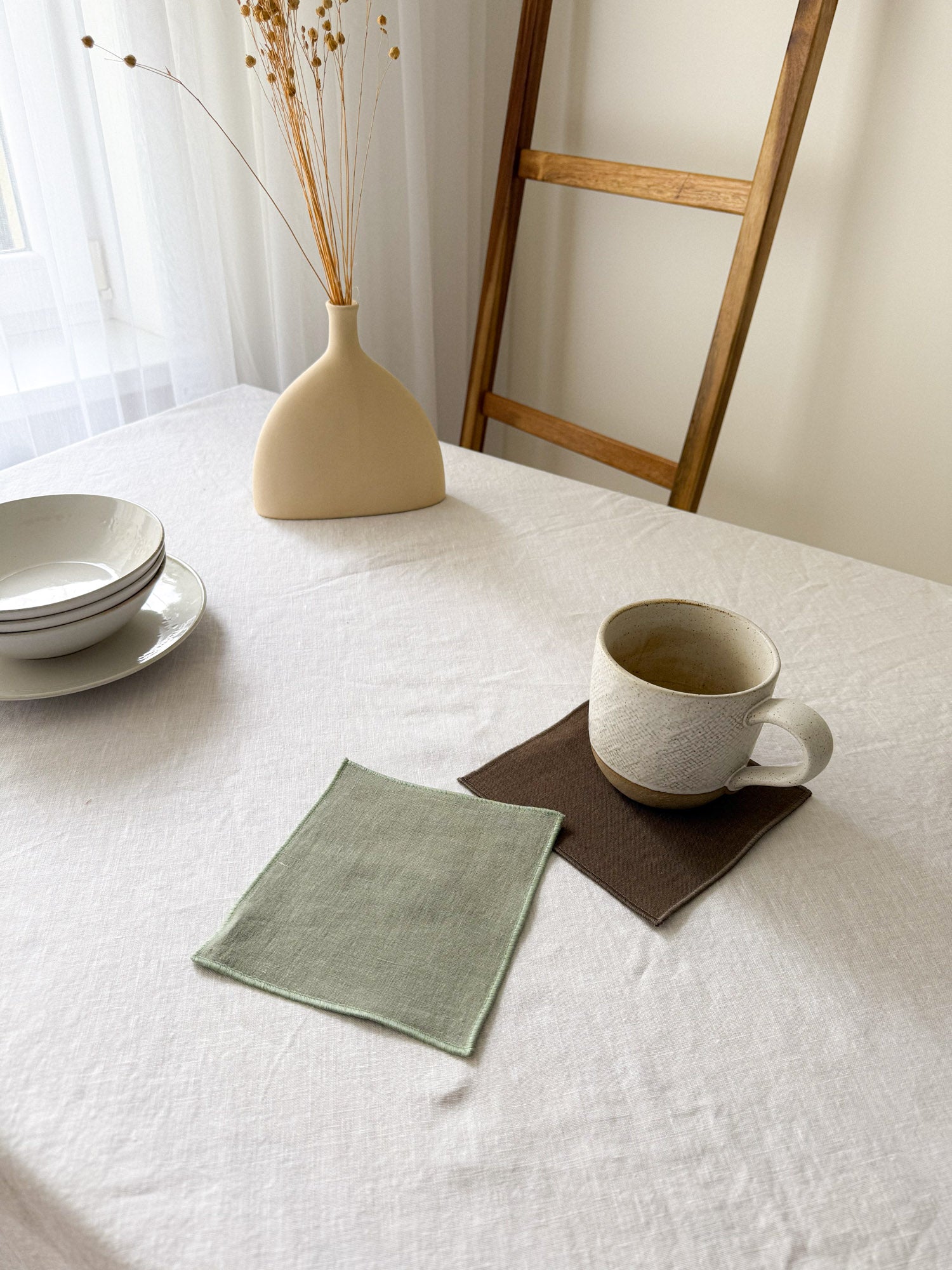 Untersetzer aus salbeigrünem Leinen mit Rollsaum – 4er-Set