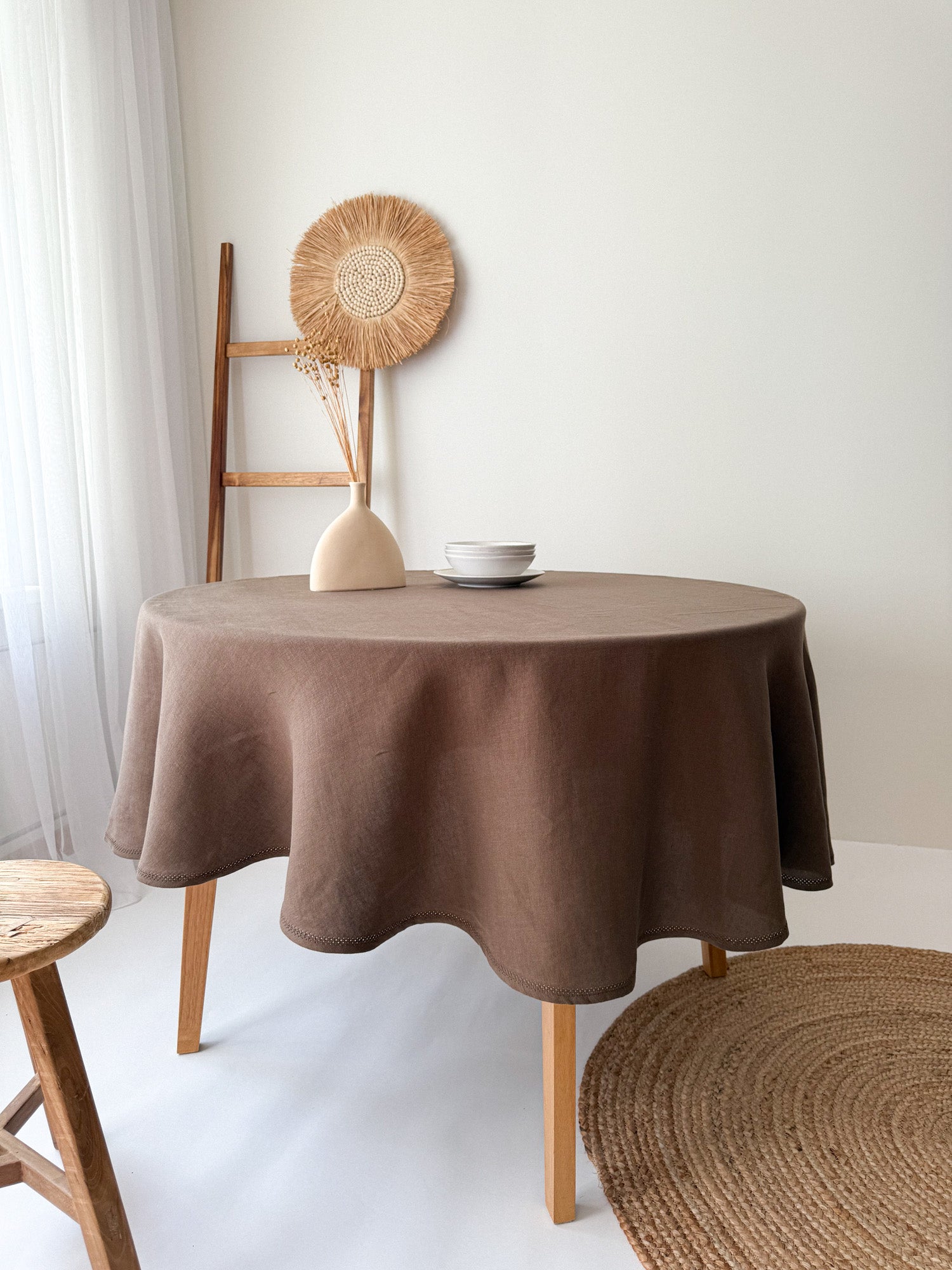 Runde Tischdecke aus Leinen mit Hohlsaum – Braun