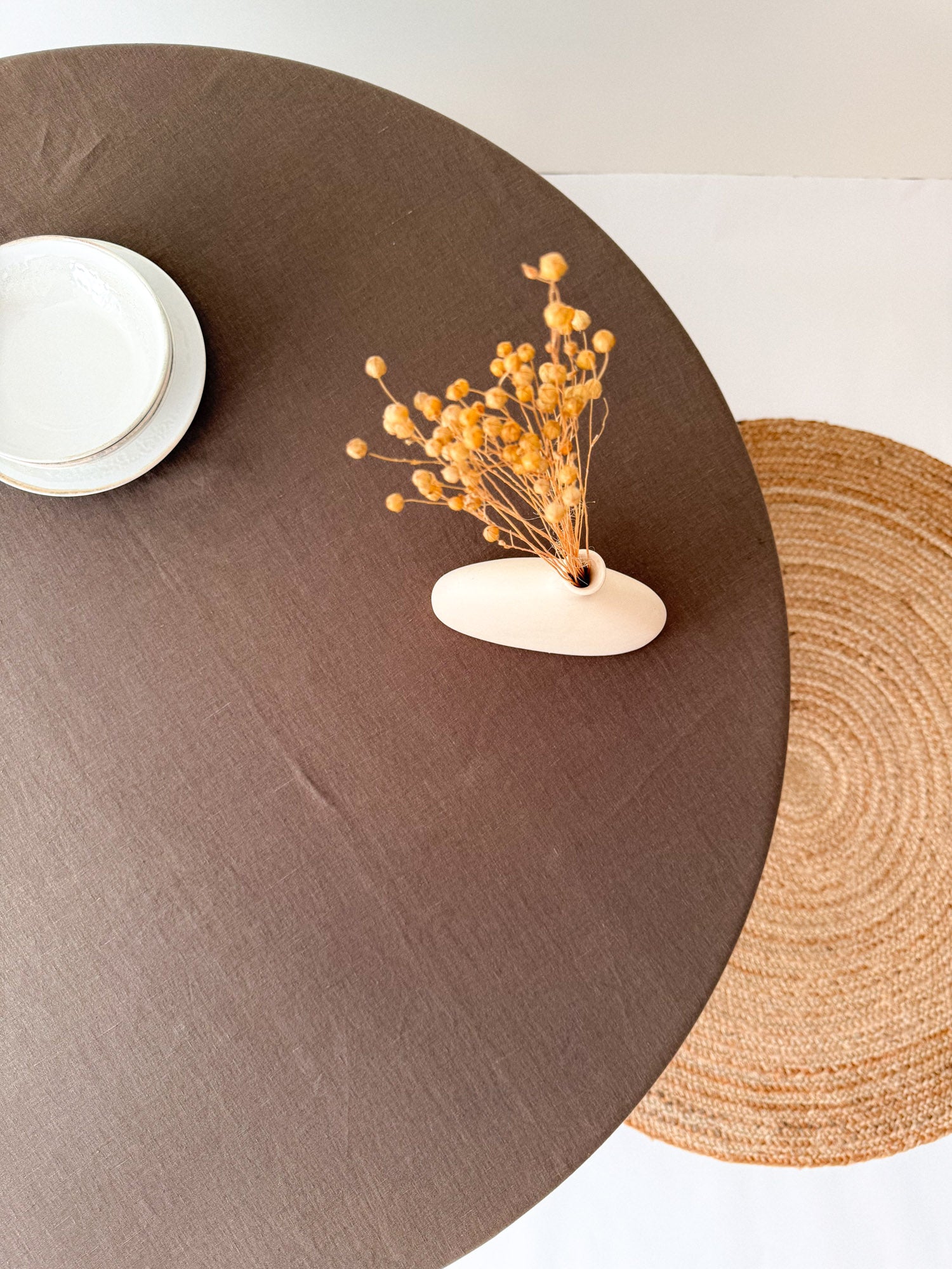 Rund linneduk med hålsöm – Brun