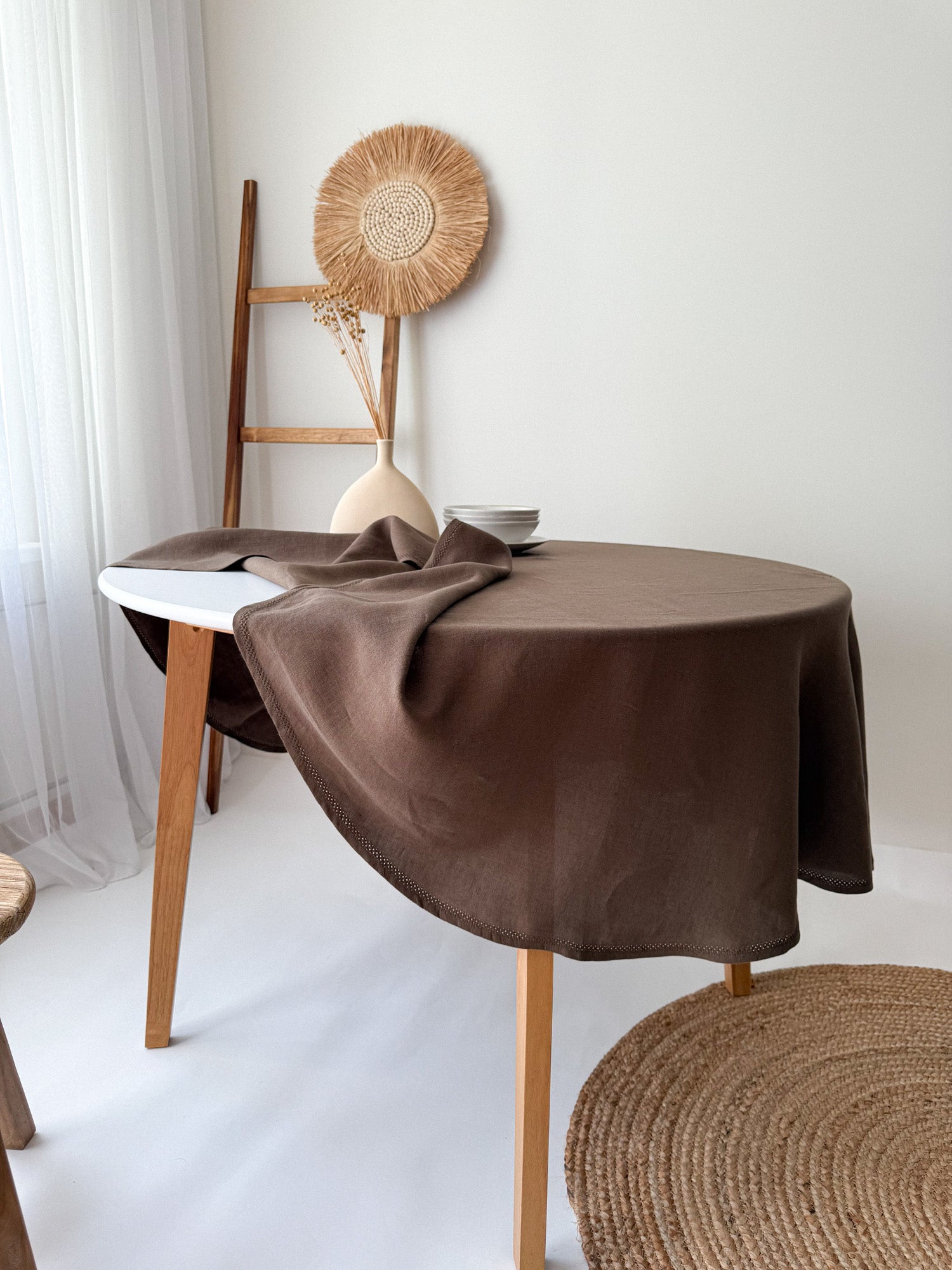 Rund linneduk med hålsöm – Brun